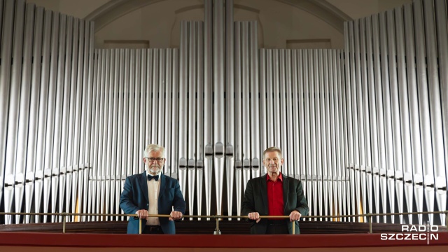 Bogdan Narloch – organista (od lewej) i Roman Gryń – trębacz przyjmują gorące brawa publiczności Festiwalu Muzyczna podróż śladami Grünebergów 2026. Fot. Robert Stachnik [Radio Szczecin] Zachwycający koncert Festiwalu Grünebergów [ZDJĘCIA]