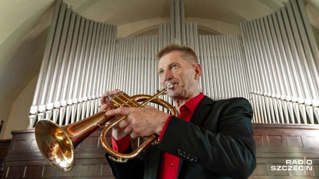 Roman Gryń – trębacz na Festiwalu Muzyczna podróż śladami Grünebergów w Szczecinie 2026. Fot. Robert Stachnik [Radio Szczecin] Zachwycający koncert Festiwalu Grünebergów [ZDJĘCIA]