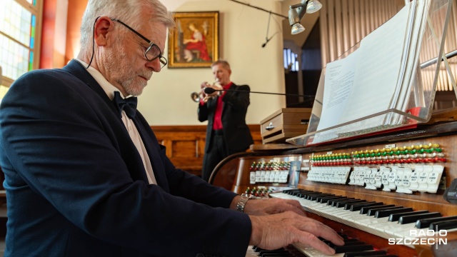 Bogdan Narloch – organista (od lewej) i Roman Gryń – trębacz na Festiwalu Muzyczna podróż śladami Grünebergów w Szczecinie 2026. Fot. Robert Stachnik [Radio Szczecin] Zachwycający koncert Festiwalu Grünebergów [ZDJĘCIA]