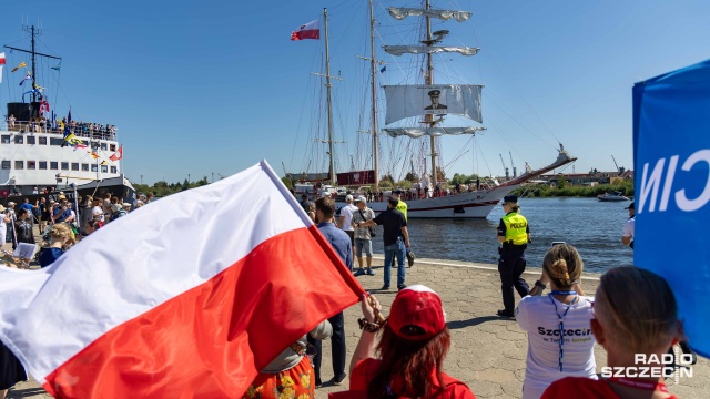 ORP Iskra. Fot. Robert Stachnik [Radio Szczecin] Tłumy mieszkańców i turystów przywitały ORP Iskra w Szczecinie [ZDJĘCIA]