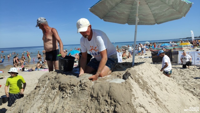 Fot. Przemysław Polanin [Radio Szczecin] Bicie rekordu w budowie zamku z piasku w Kołobrzegu [ZDJĘCIA]