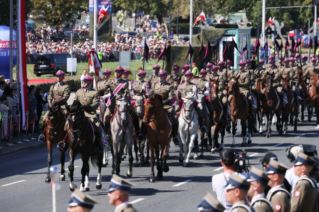 Defilada wojskowa na warszawskiej Wisłostradzie, w ramach obchodów Święta Wojska Polskiego, 15 sierpnia. Tegoroczna defilada wojskowa odbywa się pod hasłem „Polska SAFE - bezpieczna Polska”. Fot. PAP/Leszek Szymański Defilada wojsk na Wisłostradzie. Przemawiali prezydent i wicepremier [ZDJĘCIA]