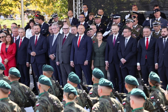 Defilada wojskowa na warszawskiej Wisłostradzie, w ramach obchodów Święta Wojska Polskiego, 15 sierpnia. Tegoroczna defilada wojskowa odbywa się pod hasłem „Polska SAFE - bezpieczna Polska”. Fot. PAP/Leszek Szymański Defilada wojsk na Wisłostradzie. Przemawiali prezydent i wicepremier [ZDJĘCIA]