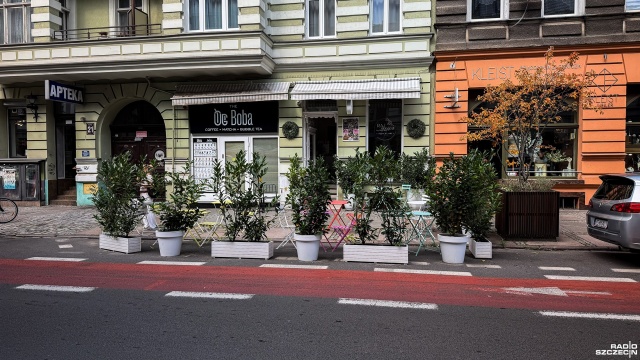 Fot. Wojciech Ochrymiuk [Radio Szczecin] Kierowcy kontra restauratorzy. Jedni szukają parkingu, drudzy ustawiają stoliki [WIDEO, ZDJĘCIA]