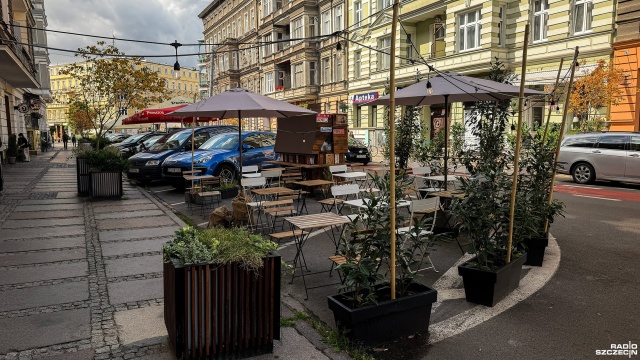 Fot. Wojciech Ochrymiuk [Radio Szczecin] Kierowcy kontra restauratorzy. Jedni szukają parkingu, drudzy ustawiają stoliki [WIDEO, ZDJĘCIA]