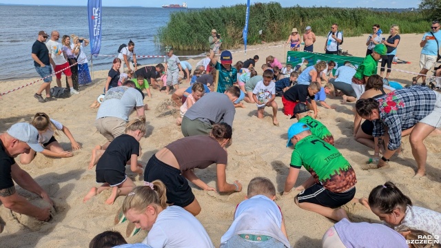 Fot. Maciej Papke [Radio Szczecin] Na plaży w Trzebieży można było wykopać skarby [ZDJĘCIA]