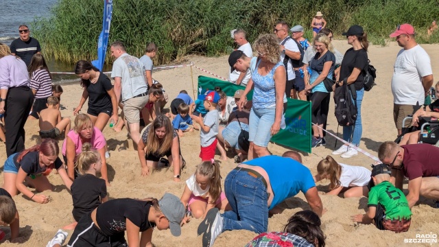 Fot. Maciej Papke [Radio Szczecin] Na plaży w Trzebieży można było wykopać skarby [ZDJĘCIA]