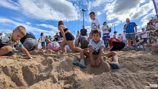 Fot. Maciej Papke [Radio Szczecin] Na plaży w Trzebieży można było wykopać skarby [ZDJĘCIA]