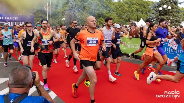 47. PKO Półmaraton Szczeciński Fot. Robert Stachnik [Radio Szczecin] Szczecin: Uczestnicy półmaratonu na trasie [ZDJĘCIA]