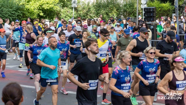 47. PKO Półmaraton Szczeciński Fot. Robert Stachnik [Radio Szczecin] Szczecin: Uczestnicy półmaratonu na trasie [ZDJĘCIA]