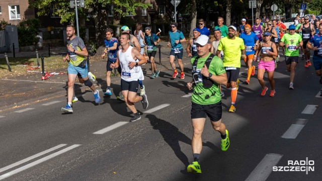 47. PKO Półmaraton Szczeciński Fot. Robert Stachnik [Radio Szczecin] Szczecin: Uczestnicy półmaratonu na trasie [ZDJĘCIA]