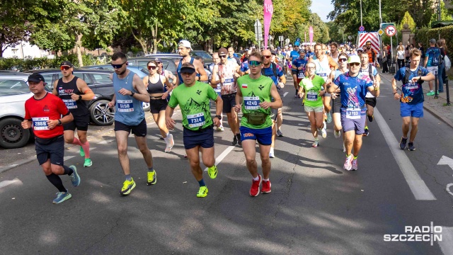 47. PKO Półmaraton Szczeciński Fot. Robert Stachnik [Radio Szczecin] Szczecin: Uczestnicy półmaratonu na trasie [ZDJĘCIA]
