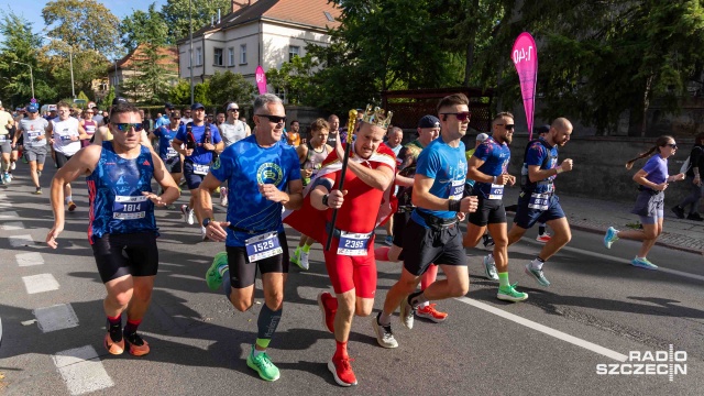 47. PKO Półmaraton Szczeciński Fot. Robert Stachnik [Radio Szczecin] Szczecin: Uczestnicy półmaratonu na trasie [ZDJĘCIA]