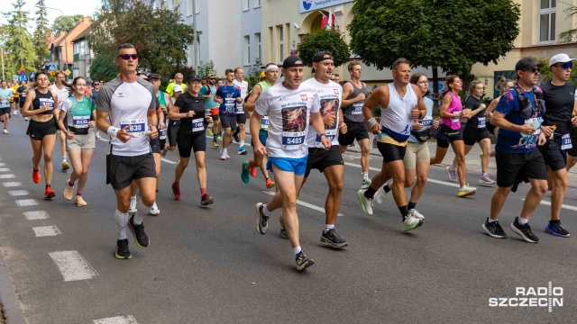 47. PKO Półmaraton Szczeciński Fot. Robert Stachnik [Radio Szczecin] Szczecin: Uczestnicy półmaratonu na trasie [ZDJĘCIA]