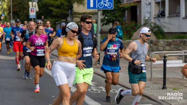 47. PKO Półmaraton Szczeciński Fot. Robert Stachnik [Radio Szczecin] Szczecin: Uczestnicy półmaratonu na trasie [ZDJĘCIA]