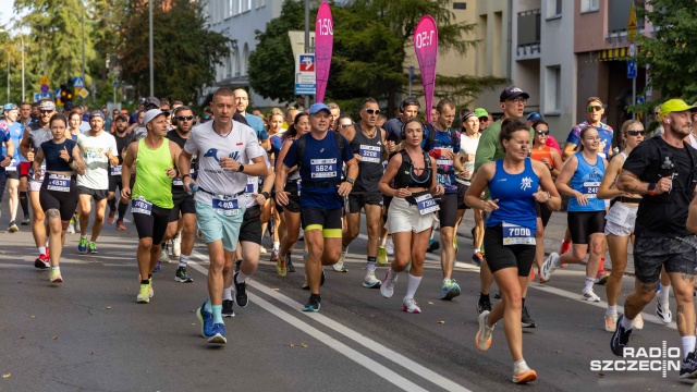 47. PKO Półmaraton Szczeciński Fot. Robert Stachnik [Radio Szczecin] Szczecin: Uczestnicy półmaratonu na trasie [ZDJĘCIA]