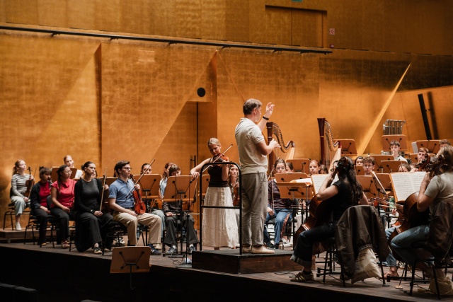 Zofia Anna Olesik – skrzypaczka na próbie z International Lutosławski Youth Orchestra pod batutą maestro Przemysława Neumanna w Złotej Sali Filharmonii w Szczecinie. Fot. Piotr Nykowski Zofia Anna Olesik z orkiestrą ILYO w Złotej Sali Filharmonii [ZDJĘCIA]