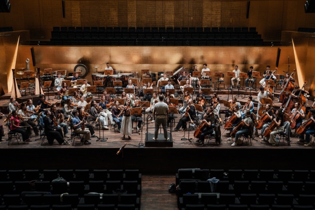 Zofia Anna Olesik – skrzypaczka na próbie z International Lutosławski Youth Orchestra pod batutą maestro Przemysława Neumanna w Złotej Sali Filharmonii w Szczecinie. Fot. Piotr Nykowski Zofia Anna Olesik z orkiestrą ILYO w Złotej Sali Filharmonii [ZDJĘCIA]