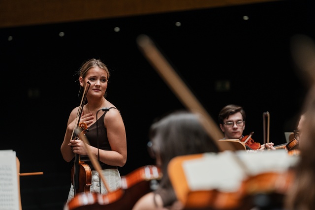 Zofia Anna Olesik – skrzypaczka na próbie z International Lutosławski Youth Orchestra pod batutą maestro Przemysława Neumanna w Złotej Sali Filharmonii w Szczecinie. Fot. Piotr Nykowski Zofia Anna Olesik z orkiestrą ILYO w Złotej Sali Filharmonii [ZDJĘCIA]