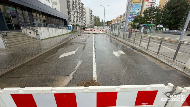 Fot. Robert Stachnik [Radio Szczecin] "Słynna" dziura w Al. Powstańców Wielkopolskich ma towarzystwo [ZDJĘCIA]