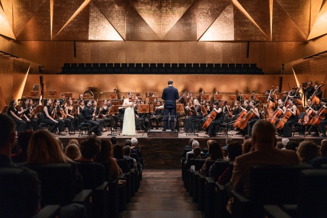Zofia Anna Olesik – skrzypaczka z International Lutosławski Youth Orchestra pod dyrekcją Przemysława Neumanna. Fot. Piotr Nykowski Zofia Anna Olesik i orkiestra ILYO owacyjnie przyjęci w Złotej Sali Filharmonii [ZDJĘCIA]