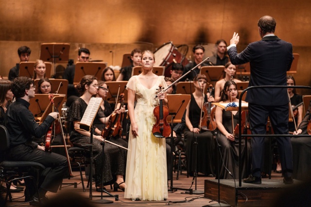 Zofia Anna Olesik – skrzypaczka z International Lutosławski Youth Orchestra pod dyrekcją Przemysława Neumanna. Fot. Piotr Nykowski Zofia Anna Olesik i orkiestra ILYO owacyjnie przyjęci w Złotej Sali Filharmonii [ZDJĘCIA]