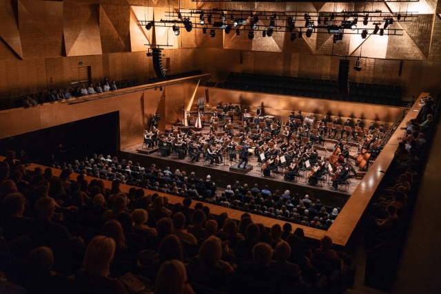 International Lutosławski Youth Orchestra pod dyrekcją maestro Przemysława Neumanna. Fot. Piotr Nykowski Zofia Anna Olesik i orkiestra ILYO owacyjnie przyjęci w Złotej Sali Filharmonii [ZDJĘCIA]