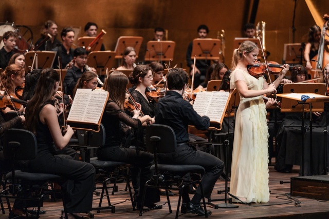 Zofia Anna Olesik – skrzypaczka z International Lutosławski Youth Orchestra pod batutą Pzemysława Neumanna. Fot. Piotr Nykowski Zofia Anna Olesik i orkiestra ILYO owacyjnie przyjęci w Złotej Sali Filharmonii [ZDJĘCIA]