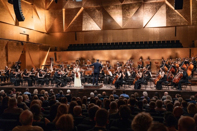 Zofia Anna Olesik – skrzypaczka z International Lutosławski Youth Orchestra pod batutą Przemysława Neumanna. Fot. Piotr Nykowski Zofia Anna Olesik i orkiestra ILYO owacyjnie przyjęci w Złotej Sali Filharmonii [ZDJĘCIA]