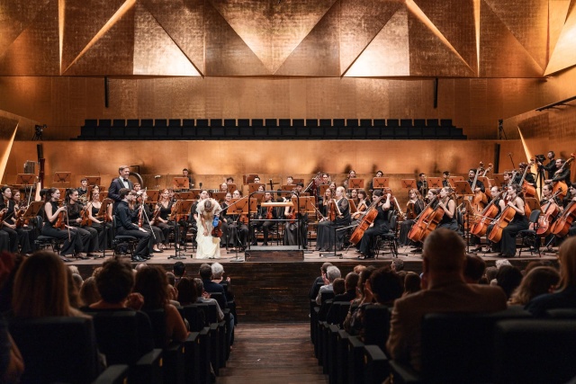 Zofia Anna Olesik – skrzypaczka przyjmuje owacyjne brawa publiczności. Fot. Piotr Nykowski Zofia Anna Olesik i orkiestra ILYO owacyjnie przyjęci w Złotej Sali Filharmonii [ZDJĘCIA]