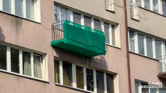 Fot. Robert Stachnik [Radio Szczecin] Sypiące się balkony w blokach na ul. Wąskiej. Kontrola nie wykazała zagrożenia dla mieszkańców [ZDJĘCIA]