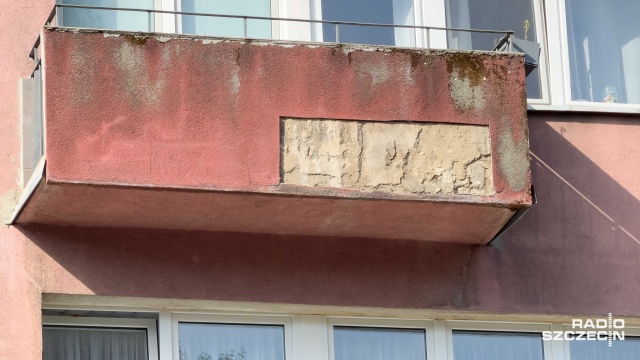Fot. Robert Stachnik [Radio Szczecin] Sypiące się balkony w blokach na ul. Wąskiej. Kontrola nie wykazała zagrożenia dla mieszkańców [ZDJĘCIA]