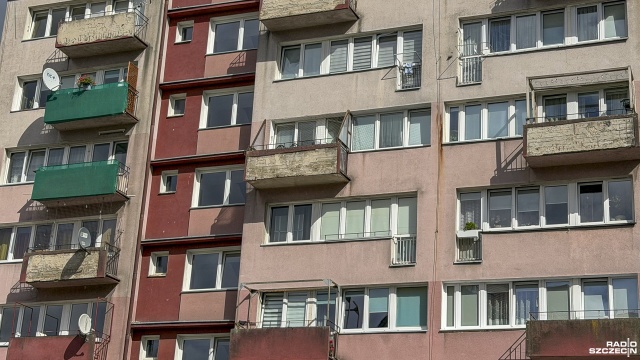Fot. Maciej Papke [Radio Szczecin] Sypiące się balkony w blokach na ul. Wąskiej. Kontrola nie wykazała zagrożenia dla mieszkańców [ZDJĘCIA]