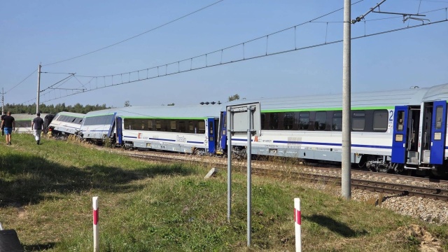 Fot. Facebook / Krzysztof Sobczak Ciężarówka wjechała pod pociąg, który jechał do Szczecina. Jedna osoba nie żyje, jest wielu rannych [AKTUALIZACJA, ZDJĘCIA]
