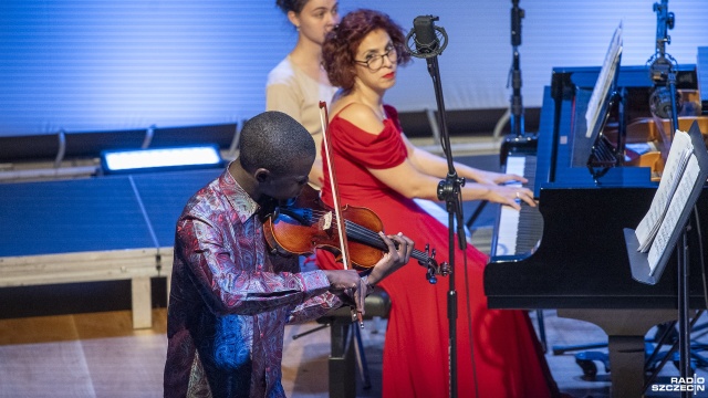 Fot. Maciej Papke [Radio Szczecin] Wirtoz skrzypiec, nadzieja ze Szczecina i uczeń z Kenii. Koncert w Radiu Szczecin [ZDJĘCIA]
