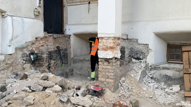 Fot. Weronika Łyczywek [Radio Szczecin] Trwa wielki remont dziedzińców Zamku Książąt Pomorskich [WIDEO, ZDJĘCIA]