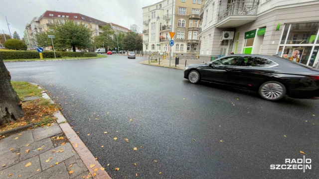 Fot. Robert Stachnik [Radio Szczecin] Brak oznakowania poziomego na ul. Piłsudskiego. Trzeba uważać [ZDJĘCIA]