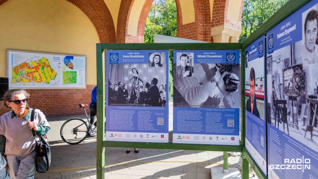 Fot. Robert Stachnik [Radio Szczecin] „SZCZECIN - LUDZIE KULTURY". Wystawa w bramie głównej cmentarza [ZDJĘCIA]
