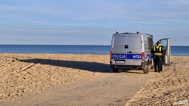 Fot. Joanna Maraszek [Radio Szczecin] Funkcjonariusze pilnują bezpieczeństwa na świnoujskiej plaży [ZDJĘCIA]