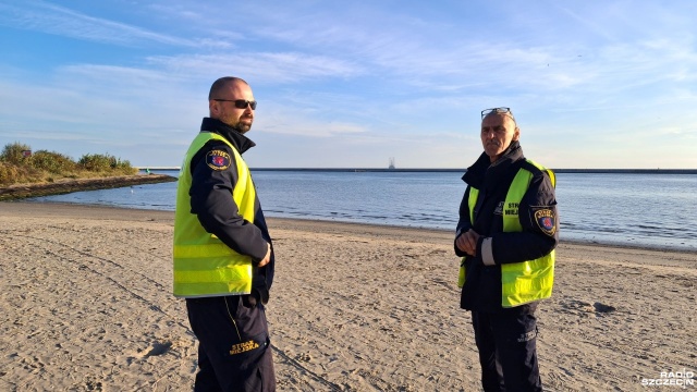Fot. Joanna Maraszek [Radio Szczecin] Funkcjonariusze pilnują bezpieczeństwa na świnoujskiej plaży [ZDJĘCIA]