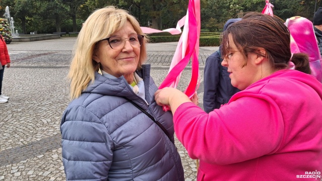 Fot. Joanna Maraszek [Radio Szczecin] Rowery, róż i profilaktyka. Akcja "Wykołuj raka" opanowała ulice Świnoujścia [ZDJĘCIA]