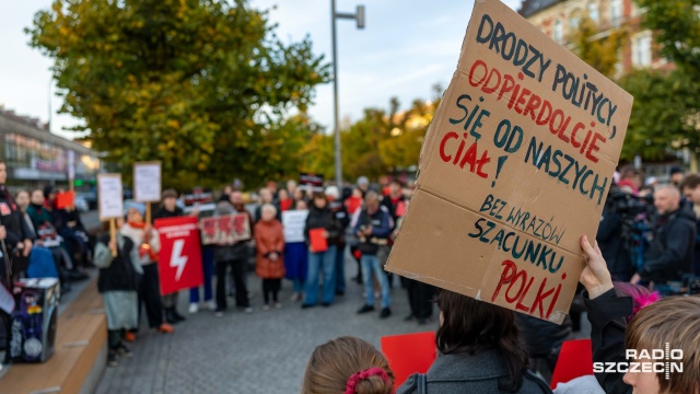 Fot. Robert Stachnik [Radio Szczecin] "Czerwona Kartka za Aborcję". Protest w Szczecinie [ZDJĘCIA]
