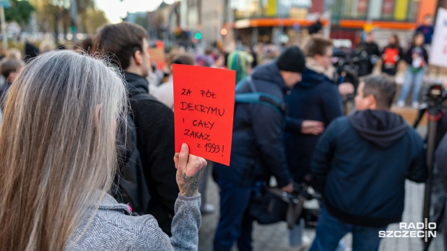 Fot. Robert Stachnik [Radio Szczecin] "Czerwona Kartka za Aborcję". Protest w Szczecinie [ZDJĘCIA]
