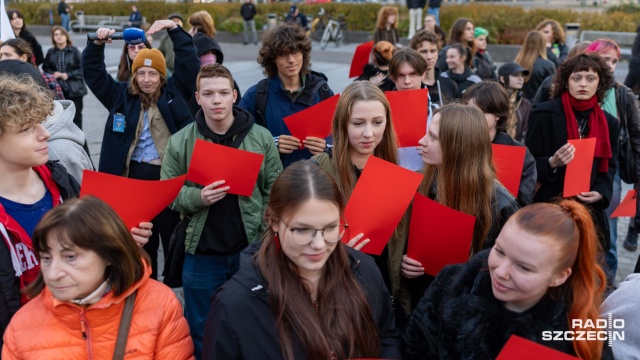 Fot. Robert Stachnik [Radio Szczecin] "Czerwona Kartka za Aborcję". Protest w Szczecinie [ZDJĘCIA]