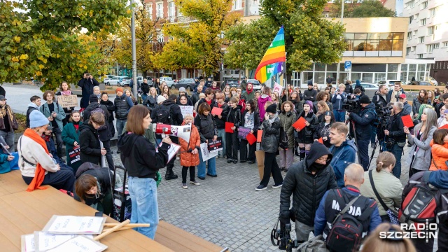 Fot. Robert Stachnik [Radio Szczecin] "Czerwona Kartka za Aborcję". Protest w Szczecinie [ZDJĘCIA]