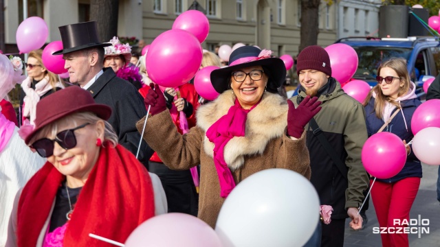 Fot. Robert Stachnik [Radio Szczecin] Marsz Różowej Wstążki w centrum Szczecina: "badajcie się dziewczyny" [ZDJĘCIA]