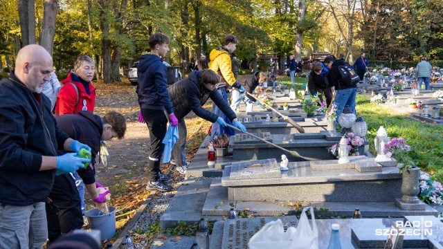 Fot. Robert Stachnik [Radio Szczecin] Akcja "Znicz" na Cmentarzu Centralnym: "dzięki nim możemy być wolni" [ZDJĘCIA]