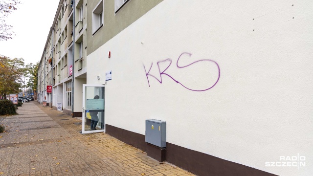 Fot. Robert Stachnik [Radio Szczecin] Ściana Centrum Aktywności i Wolontariatu Seniorów łupem wandali [ZDJĘCIA]