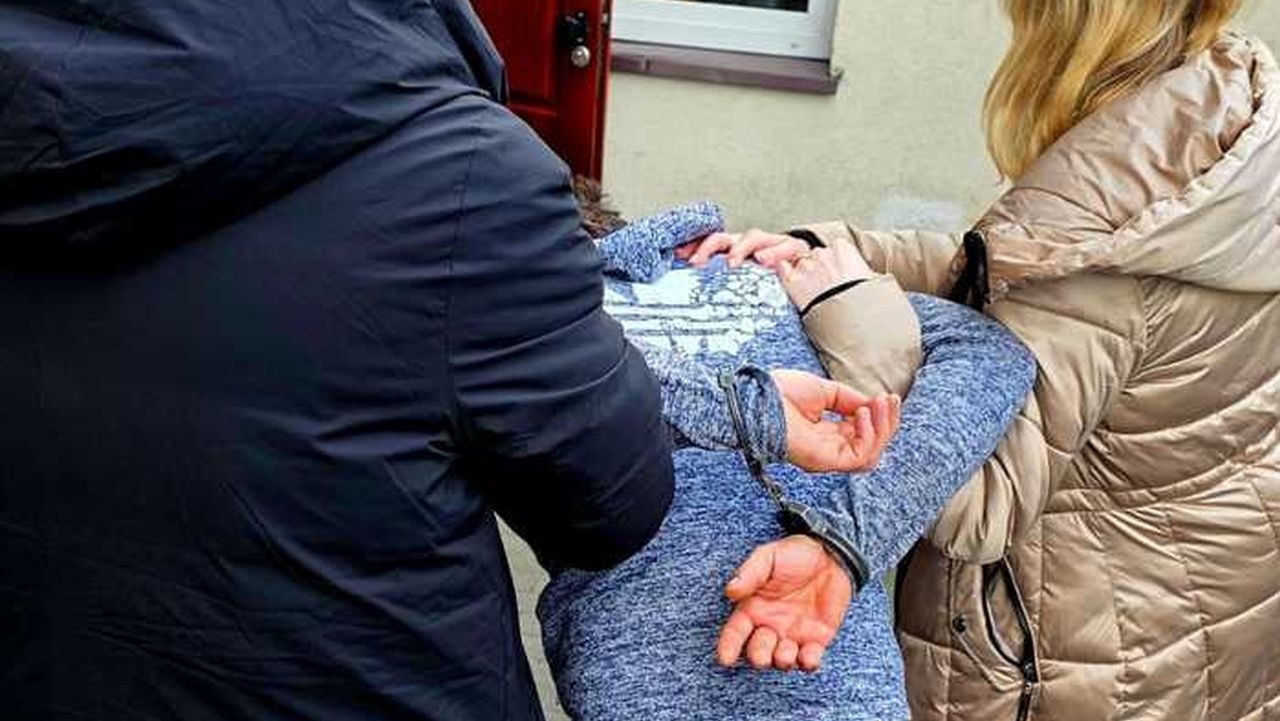 Spali w lesie i zażywali narkotyki. Policja zatrzymała rodziców trójki dzieci