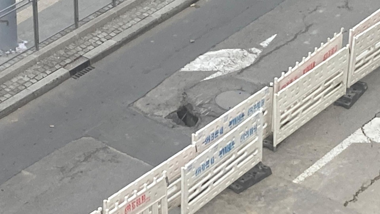 W nawierzchni na Al. Powstańców Wielkopolskich powstała niebezpieczna wyrwa [WIDEO]